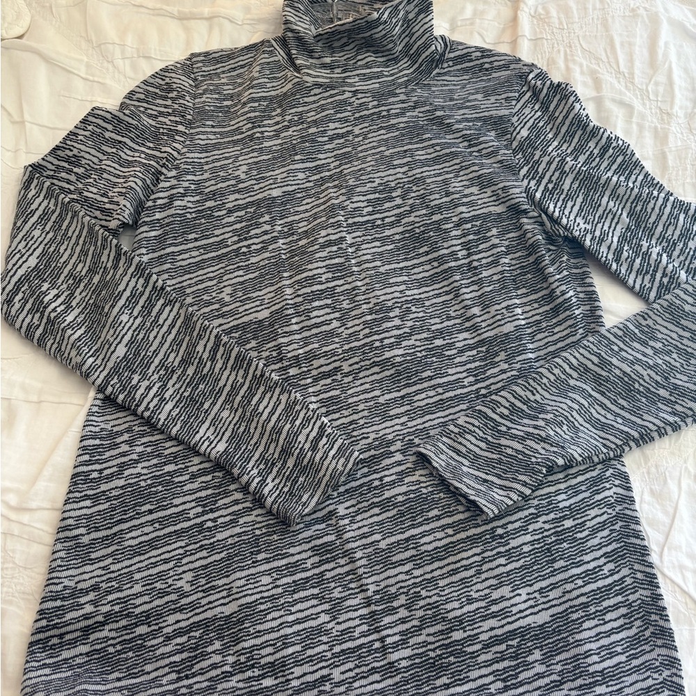 Athleta Women's Long Sleeve Top in Black and Gray
